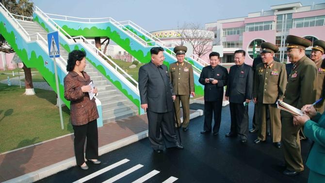 Ông Kim Jong-un vẫn chống gậy trong chuyến thăm mới nhất.