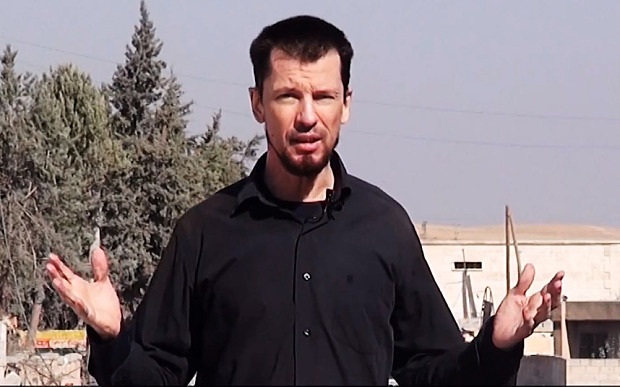 IS dùng con tin Anh làm "phóng viên" tại điểm nóng chiến sự - 1 John Cantlie xuất hiện trong video như thể anh đang đưa tin từ hiện trường.