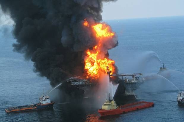 2 triệu thùng dầu lắng xuống biển sau vụ rò rỉ của hãng BP - 1 Vụ nổ tại giàn khoan Deepwater Horizons hồi năm 2010.