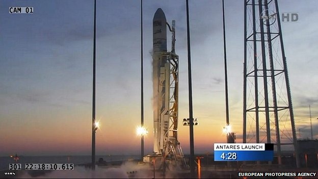 Tên lửa Mỹ nổ tung 6 giây sau khi rời bệ phóng - 2 Antares trước khi rời bệ phóng.