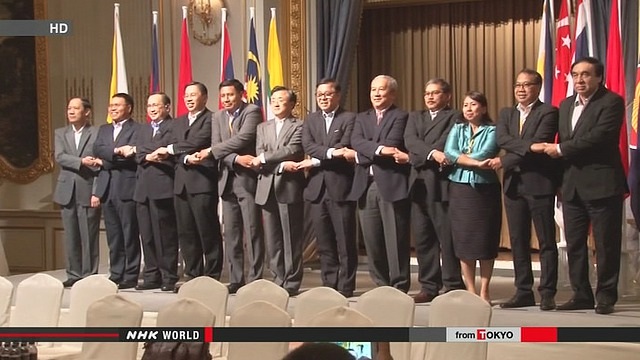 ASEAN, Trung Quốc lập đường dây nóng cứu nạn trên Biển Đông - 1 Các quan chức ASEAN và Trung Quốc tại cuộc họp ở Bangkok, Thái Lan.