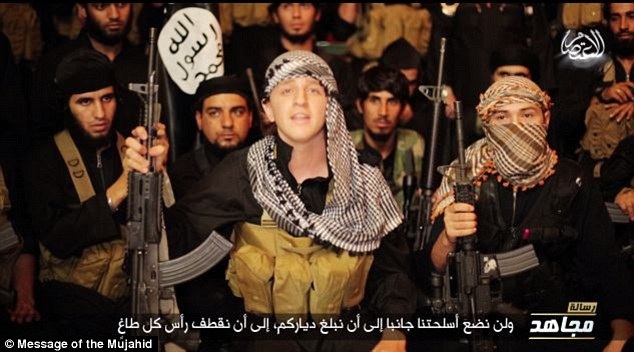 Tay súng IS 17 tuổi đe dọa Thủ tướng Úc và Tổng thống Mỹ - 1 Abdullah Elmir (giữa) và các tay súng IS khác trong đoạn video tuyên truyền.