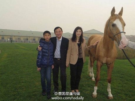 Bà Yingluck cùng anh trai Thaksin và con trai tại Bắc Kinh.
