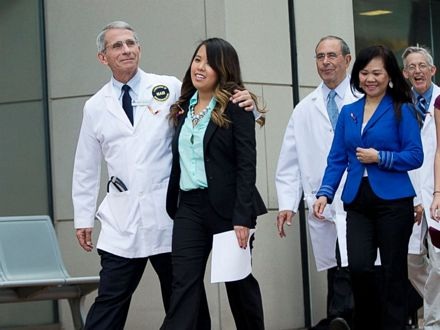 Nina Pham ôm Tổng thống Obama sau khi xuất viện - 3 Nina Pham và đội ngũ nhân viên bệnh viện NIH trong cuộc họp báo sáng qua khi cô được xuất viện.