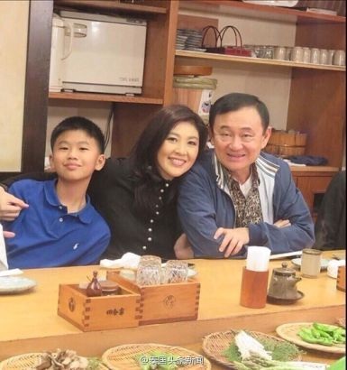 Cựu Thủ tướng Yingluck du lịch cùng anh trai Thaksin - 2 Ba người cũng đã thăm Nhật Bản trước khi đến Trung Quốc.