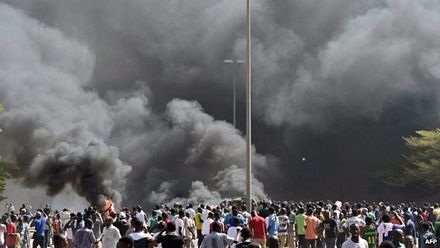 Bạo loạn tại Burkina Faso, người biểu tình đốt tòa nhà quốc hội - 2 Tòa nhà quốc hội đã bị người biểu tình phóng hỏa.