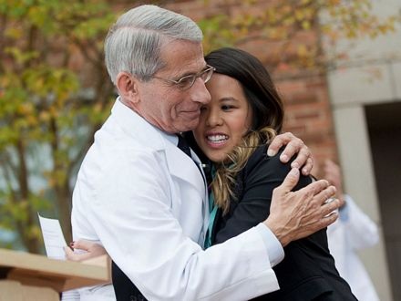 Nina Pham ôm Tổng thống Obama sau khi xuất viện - 4 Giám đốc NIH ôm Nina Pham.
