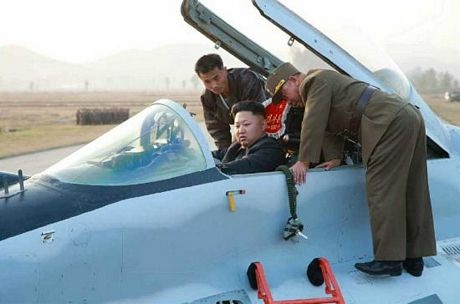 Lãnh đạo Triều Tiên Kim Jong-un vào buồng lái máy bay chiến đấu - 5 An Bình
