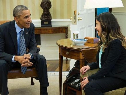 Nina Pham ôm Tổng thống Obama sau khi xuất viện - 2 Nina Pham trò chuyện với Tổng thống Mỹ tại Nhà Trắng.