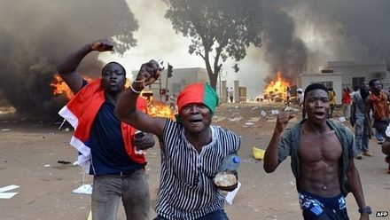 Bạo loạn tại Burkina Faso, người biểu tình đốt tòa nhà quốc hội - 5 Người biểu tình đốt các ô tô gần tòa nhà quốc hội.