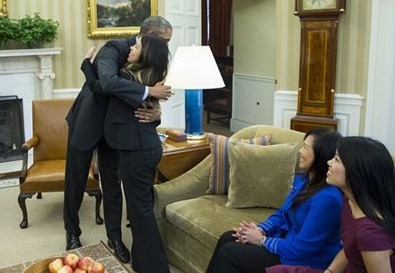 Nina Pham ôm Tổng thống Obama sau khi xuất viện - 1 Tổng thống Obama dành cho Nina Pham một cái ôm.