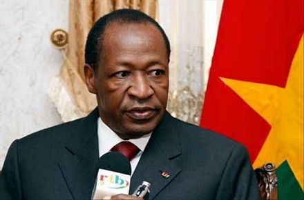Bạo loạn tại Burkina Faso, người biểu tình đốt tòa nhà quốc hội - 3 Tổng thống Compaore đã cầm quyền suốt 27 năm qua.