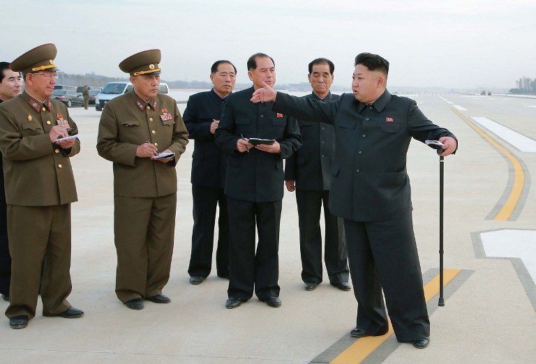 Truyền hình Triều Tiên chiếu cảnh lãnh đạo Kim Jong-un đi tập tễnh - 2 Ông Kim Jong-un dùng gậy để hỗ trợ di chuyển trong các chuyến thị sát gần đây.