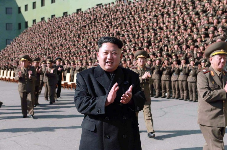 Truyền hình Triều Tiên chiếu cảnh lãnh đạo Kim Jong-un đi tập tễnh - 1 Ông Kim Jong-un không còn dùng gậy trong các bức ảnh được truyền thông Triều Tiên công bố hôm 4/11.