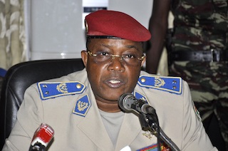 Burkina Faso: Tham mưu trưởng quân đội lên thay Tổng thống - 1 Tham mưu trưởng quân đội Navere Honore Traore, người tuyên bố lên thay Tổng thống Compaore.