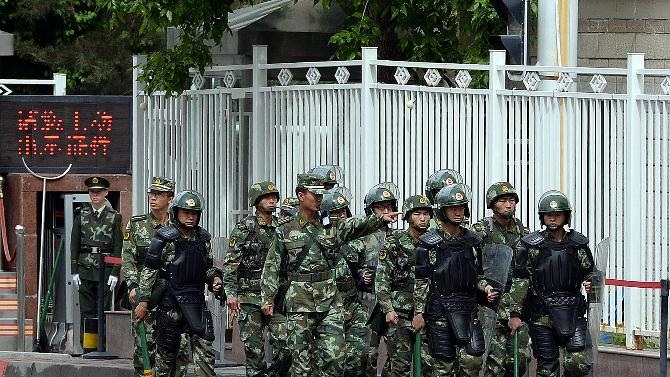 Thêm một quan chức Trung Quốc dính vòng lao lý - 1 Cảnh sát làm nhiệm vụ trên đường phố Tân Cương.