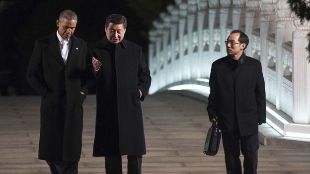 Obama, Tập Cận Bình đi dạo bàn quan hệ Mỹ-Trung - 1 Lãnh đạo Mỹ, Trung đi dạo tai khu Trung Nam Hải vào tối ngày 11/11.