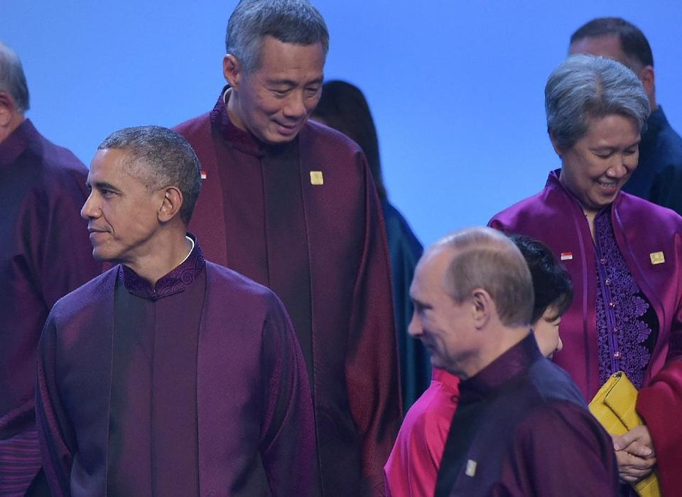 Obama, Putin chỉ chào hỏi xã giao ở APEC - 1 Tổng thống Obama và người đồng cấp Putin trong buổi chụp hình chung bên lề APEC ngày 10/11.