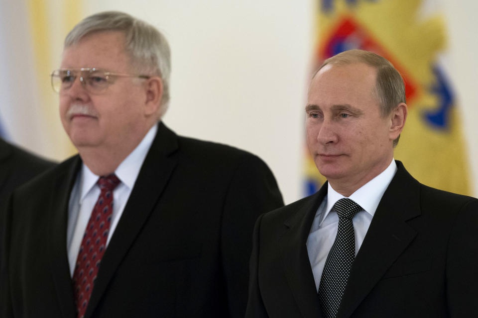 Putin nhắn nhủ Mỹ: Đừng can thiệp vào công việc nội bộ của Nga - 1 Tân Đại sứ Mỹ John Tefft (trái) đến trình quốc thư lên Tổng thống Nga Vladimir Putin.