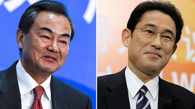 Ngoại trưởng Trung Quốc Vương Nghị và người đồng cấp Nhật Bản Fumio Kishida.