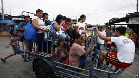 Philippines: Bão Hagupit làm 21 người thiệt mạng, chuẩn bị đổ bộ vào thủ đô - 2 Dù nhiều người phía Nam đang trở về nhà, gần thủ đô Manila việc sơ tán đang được tiến hành.