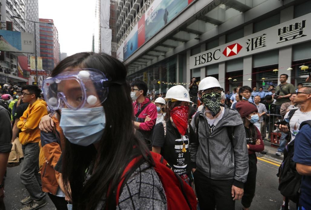 Người biểu tình Hồng Kông muốn giành lại "điểm nóng" Mong Kok - 1 Người biểu tình tụ tập trở lại ở quận Mong Kok (Ảnh AP).