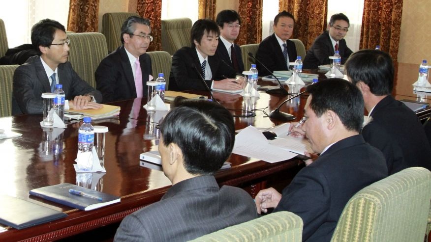 Mông Cổ hướng sang Nhật Bản nhằm giảm bớt phụ thuộc vào Trung Quốc - 1 Một cuộc gặp giữa quan chức Nhật Bản và Mông Cổ (Ảnh AP)