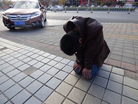 Chàng trai quỳ trên phố 30 ngày để xin lỗi bạn gái