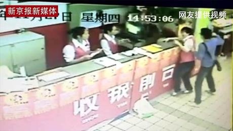 Trung Quốc: Lại tấn công bằng dao, 9 người bị thương - 1 Hình ảnh cắt từ video cho thấy thủ phạm (ngoài cùng bên phải) đang tấn công mọi người.