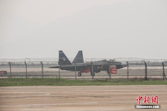 Trung Quốc "trình làng" máy bay chiến đấu tàng hình mới - 1 Chiếc J-31 được trưng bày tại triễn lãm hàng không quốc tế Chu Hải.