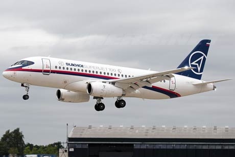 Nga bàn hợp tác sản xuất Sukhoi Superjet-100 với Ấn Độ - 1 Máy bay chở khách tầm trung Sukhoi Superjet-100 do Nga phát triển.