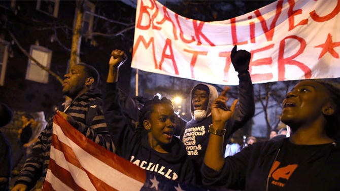 Đám đông biểu tình phản đối quyết định của tòa án tại Ferguson.