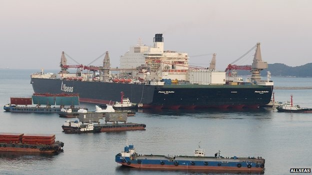Con tàu lớn nhất thế giới thực hiện chuyến vượt biển đầu tiên - 2 Tàu Pieter Schelte, dài 382 m.