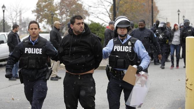 Cảnh sát bắt giữ một người biểu tình ở quận St. Louis ngày 26/11.