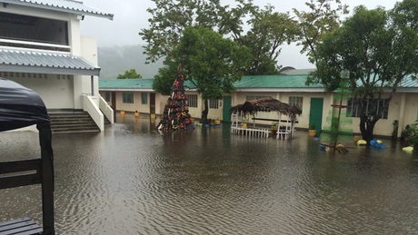 Philippines: Bão Hagupit làm 21 người thiệt mạng, chuẩn bị đổ bộ vào thủ đô - 1 Mưa nặng hạt dẫn tới ngập lụt ở trung tâm sơ tán tại Polangi.