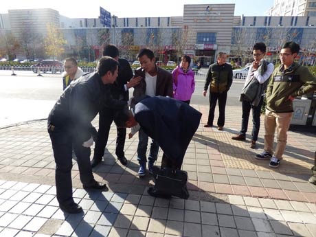 Chàng trai quỳ trên phố 30 ngày để xin lỗi bạn gái