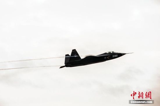 Trung Quốc "trình làng" máy bay chiến đấu tàng hình mới - 2 Chiếc J-31 được trưng bày tại triễn lãm hàng không quốc tế Chu Hải.