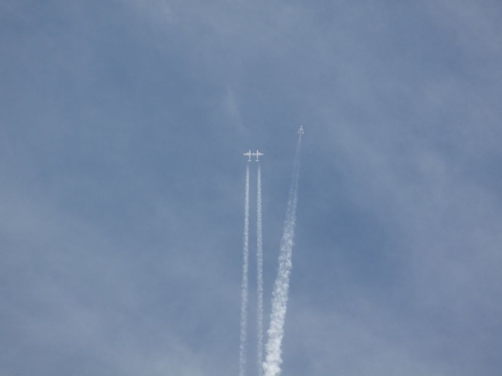 Tàu vũ trụ phát nổ trên sa mạc Mỹ, 1 phi công thiệt mạng - 5 SpaceShipTwo được máy bay vận tải thân kép WhiteKnightTwo đưa lên cao trước khi nhả ra.