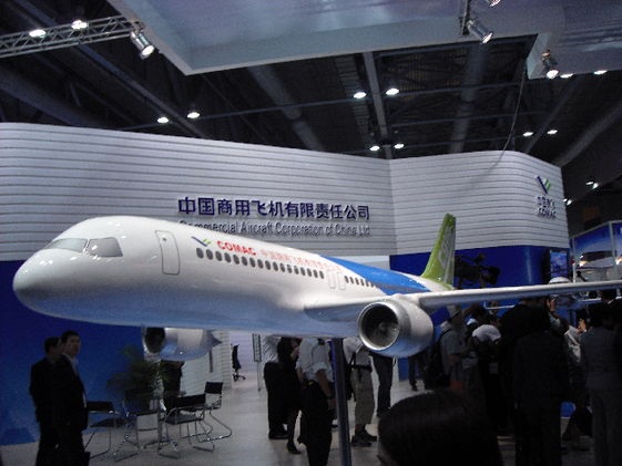 Trung Quốc mơ phát triển máy bay chở khách loại lớn - 1 Mô hình một chiếc C919 của hãng COMAC.