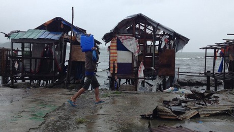 Philippines: Bão Hagupit làm 21 người thiệt mạng, chuẩn bị đổ bộ vào thủ đô - 3 Hình ảnh người dân bắt đầu dọn dẹp khu vực ven biển vào sáng nay (được gửi từ thành phố Tacloban)