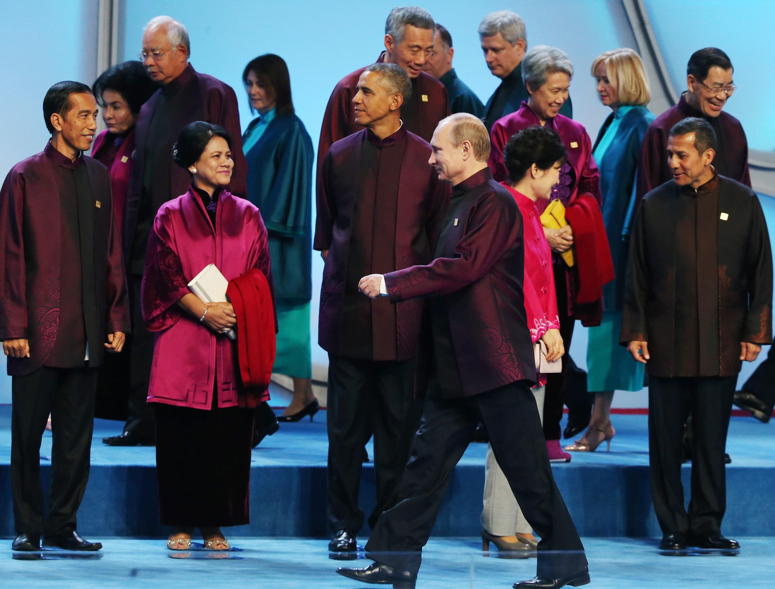 Obama, Putin chỉ chào hỏi xã giao ở APEC - 2 Tổng thống Obama và người đồng cấp Putin trong buổi chụp hình chung bên lề APEC ngày 10/11.