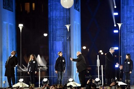 Các quan chức lên sân khấu tham gia màn thả bóng trong lễ kỷ niệm.