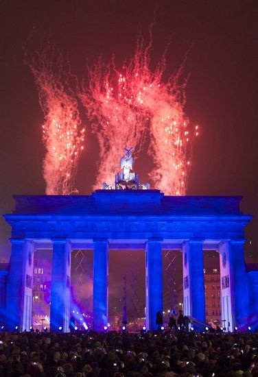 Thông điệp Hòa bình (Frieden) được thắp sáng tại Cổng Brandenburg.