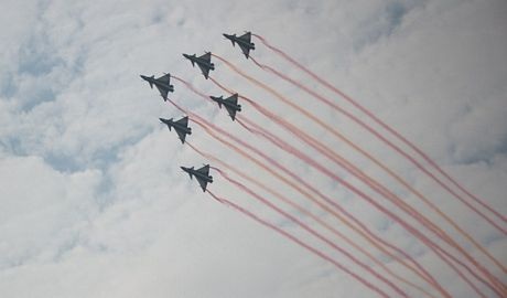 Đội bay nhào lộn Bayi trình diễn trong ngày khai mạc triển lãm hôm qua 11/11.