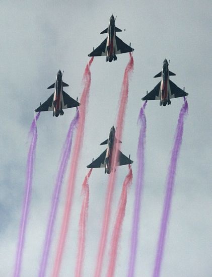 Các nữ phi công Trung Quốc cũng tham gia trình diễn trong kỳ triển lãm này.