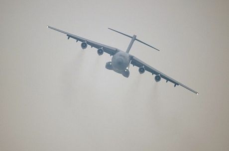 Máy bay vận tải lớn nhất của quân đội Trung Quốc, Y-20, trình diễn trên bầu trời.