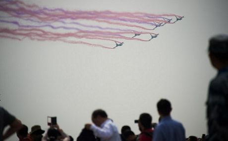 Khách tham quan triển lãm chăm chú theo dõi màn trình diễn của đội bay Bayi.