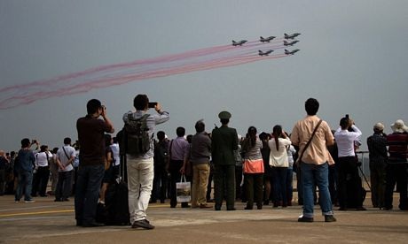 Khách tham quan triển lãm chăm chú theo dõi màn trình diễn của đội bay Bayi.