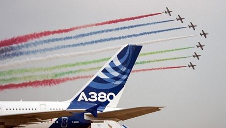 Khách tham quan triển lãm chăm chú theo dõi màn trình diễn của đội bay Bayi.