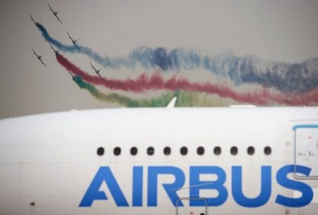 Khách tham quan triển lãm chăm chú theo dõi màn trình diễn của đội bay Bayi.